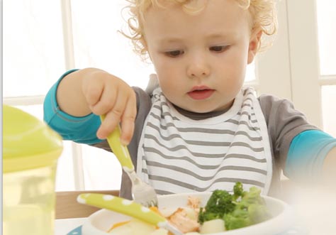 [Translate to Polski:] little kids learn to eat