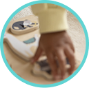 [Translate to Polish (Reborn) nuk.pl:] Hand grabbing toy