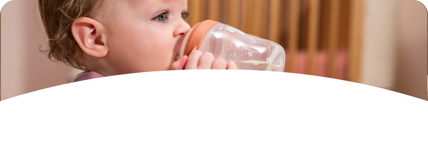 [Translate to Polish (Reborn) nuk.pl:] Baby with Learner Bottle
