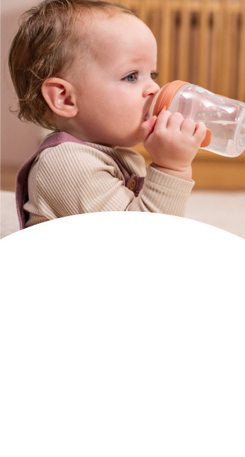 [Translate to Polish (Reborn) nuk.pl:] Baby with Learner Bottle