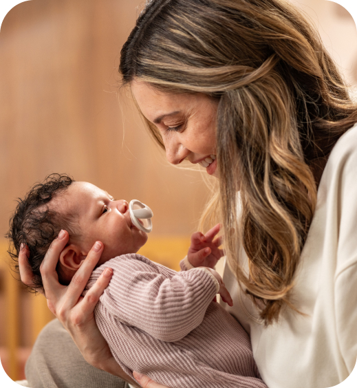 [Translate to Polish (Reborn) nuk.pl:] Mother with baby and soother