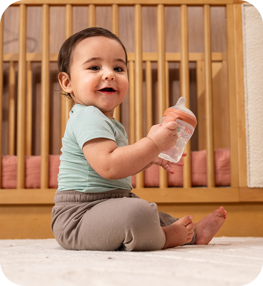 [Translate to Polish (Reborn) nuk.pl:] Baby with Learner Bottle