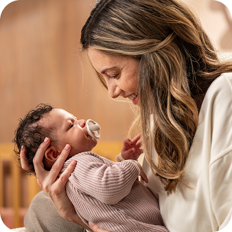 [Translate to Polish (Reborn) nuk.pl:] Mother with baby and soother