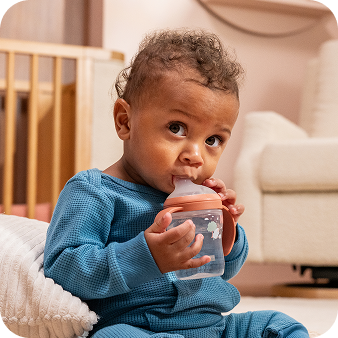 [Translate to Polish (Reborn) nuk.pl:] Baby with Learner bottle