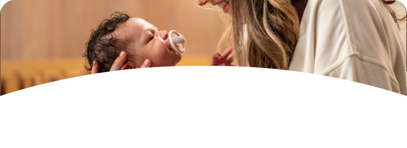 [Translate to Polish (Reborn) nuk.pl:] Mother with baby and soother