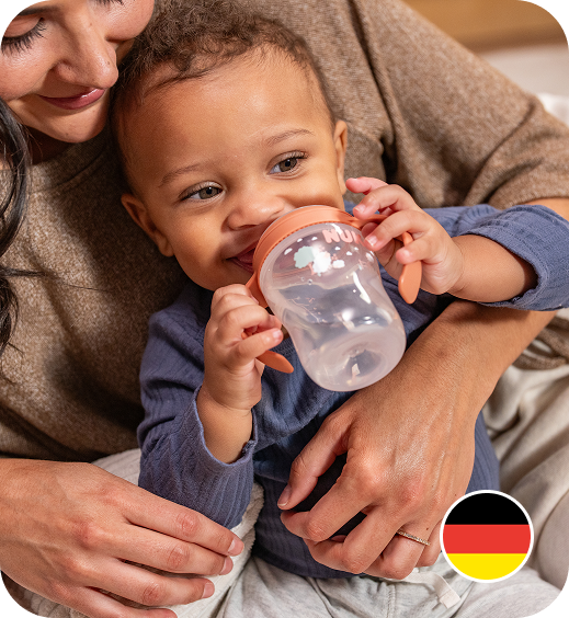 [Translate to Polish (Reborn) nuk.pl:] Mother and Baby with Learner Bottle