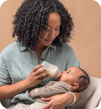 [Translate to Polish (Reborn) nuk.pl:] Mother with baby and baby bottle