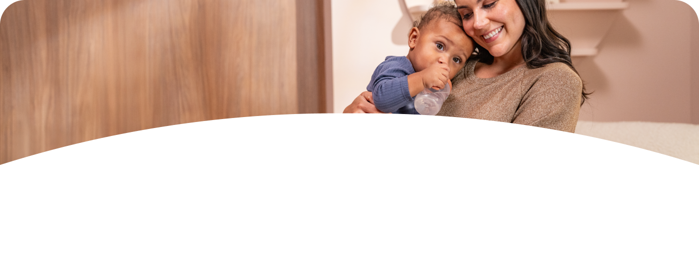 [Translate to Polish (Reborn) nuk.pl:] Mother and Baby with Learner Bottle