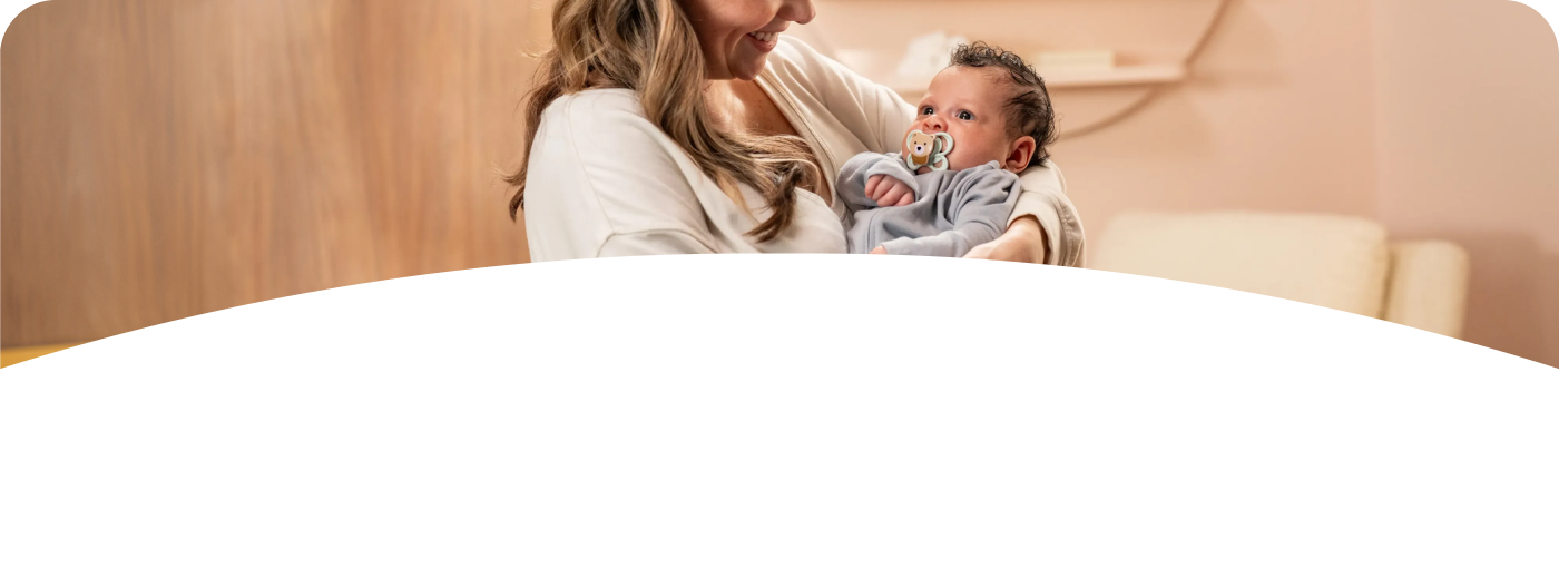 [Translate to Polish (Reborn) nuk.pl:] Mother with baby and soother