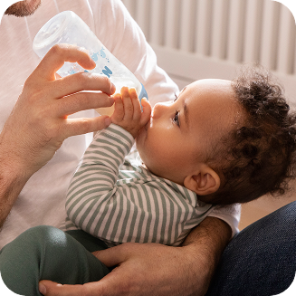 [Translate to Polish (Reborn) nuk.pl:] Father and Baby with Baby bottle