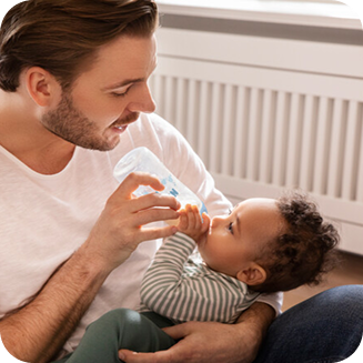[Translate to Polish (Reborn) nuk.pl:] Father with Baby and Baby bottle