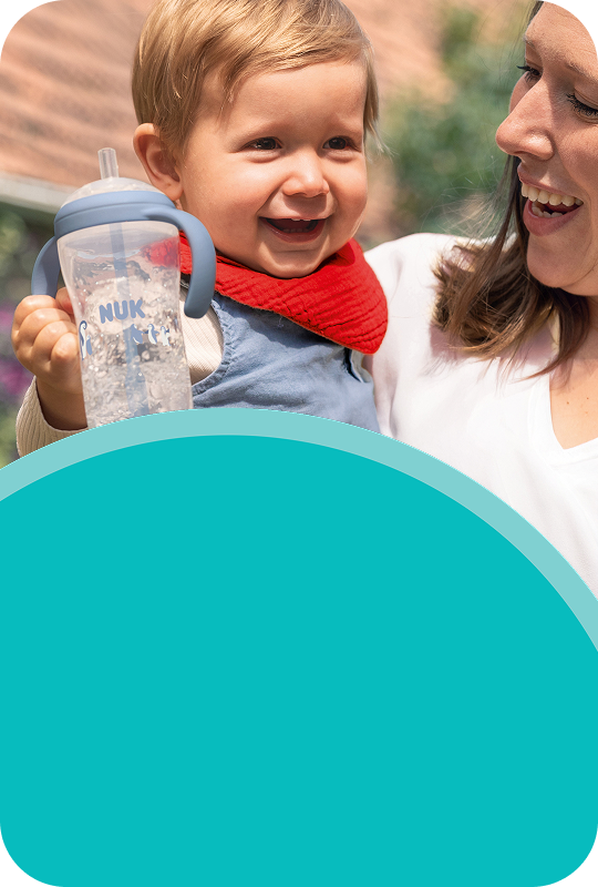 [Translate to Polish (Reborn) nuk.pl:] Mother with baby and baby learner bottle straw 