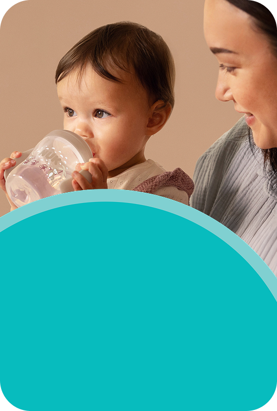 [Translate to Polish (Reborn) nuk.pl:] Mother with baby and baby learner bottle