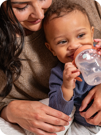 [Translate to Polish (Reborn) nuk.pl:] Mother with baby and Learner bottle