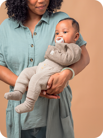 [Translate to Polish (Reborn):] Mother with Baby and soother